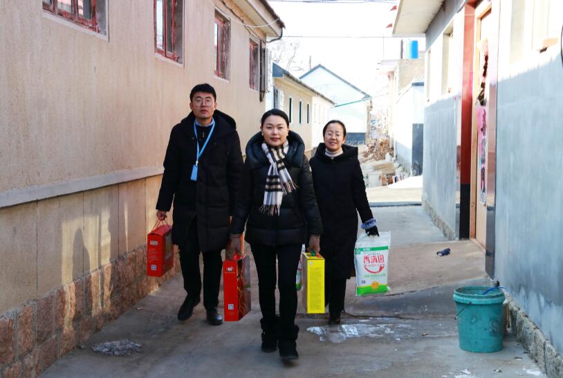 寒冬臘月送溫暖，真情幫扶暖人心 ——德才裝飾走訪慰問膠州市困難群眾(圖3)