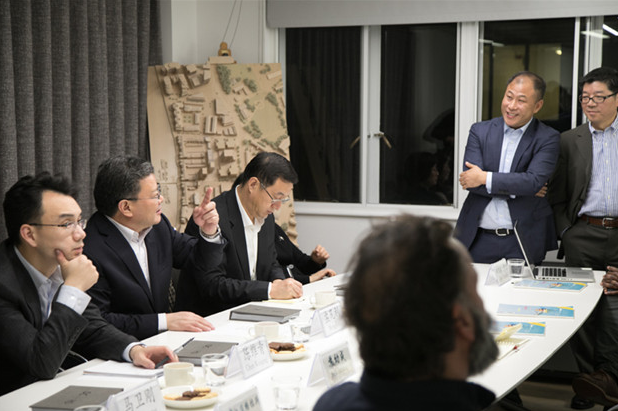 青島市長(zhǎng)孟凡利對(duì)德才集團(tuán)英國(guó)DC-HD設(shè)計(jì)院走訪調(diào)研(圖2) 青島市長(zhǎng)孟凡利對(duì)德才集團(tuán)英國(guó)DC-HD設(shè)計(jì)院走訪調(diào)研(圖2)