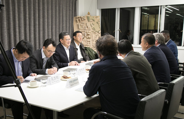 青島市長(zhǎng)孟凡利對(duì)德才集團(tuán)英國(guó)DC-HD設(shè)計(jì)院走訪調(diào)研(圖3) 青島市長(zhǎng)孟凡利對(duì)德才集團(tuán)英國(guó)DC-HD設(shè)計(jì)院走訪調(diào)研(圖3)