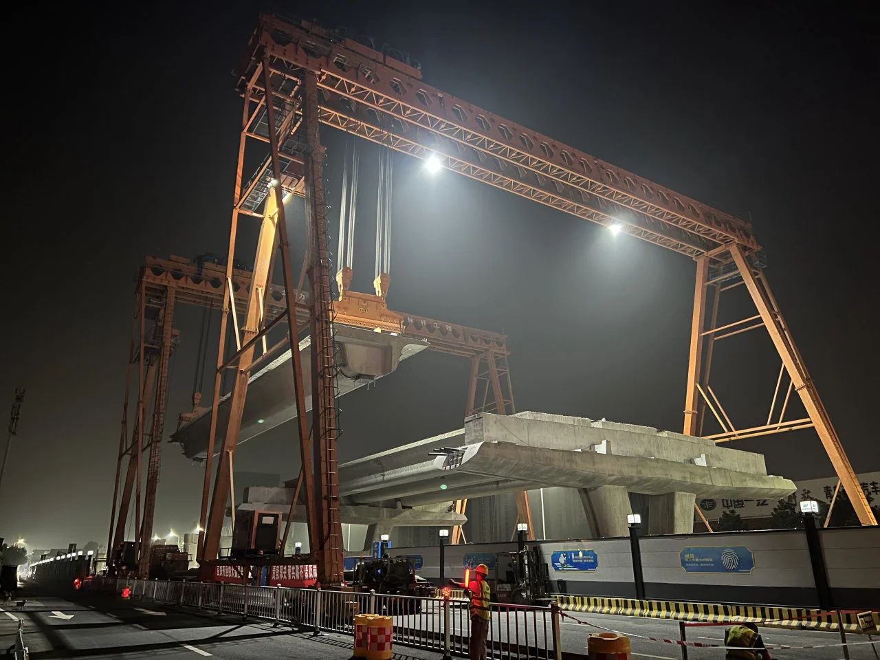 重慶路快速路項目7標段“同標雙跨”預制箱梁完成精準落位(圖2) 重慶路快速路項目7標段“同標雙跨”預制箱梁完成精準落位(圖2)